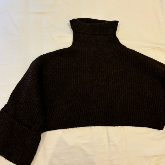 Cropper Turtle Neck Sweater - Picture 2 of 3